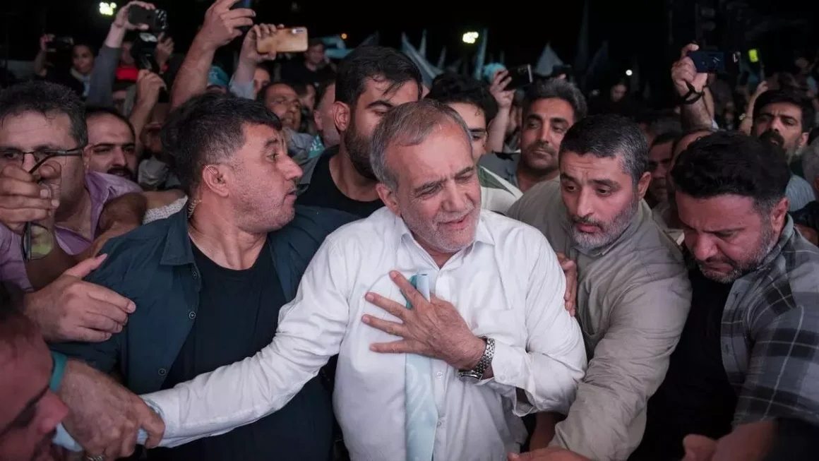 Masoud Pezeshkian abandona un mitin de campaña en Teherán, Irán, el pasado miércoles 3 de julio