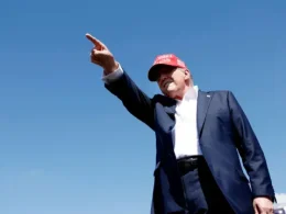 El candidato presidencial republicano, el expresidente de EE.UU. Donald Trump llega a un mitin en Greenbrier Farms el 28 de junio de 2024 en Chesapeake, Virginia.GETTY IMAGES