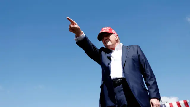 El candidato presidencial republicano, el expresidente de EE.UU. Donald Trump llega a un mitin en Greenbrier Farms el 28 de junio de 2024 en Chesapeake, Virginia.GETTY IMAGES