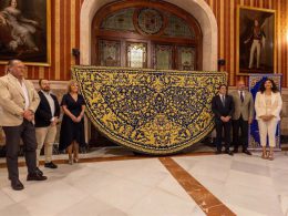 El Ayuntamiento acoge la presentación del nuevo manto de Coronación de la Virgen de la Piedad del Baratillo. - AYUNTAMIENTO DE SEVILLA