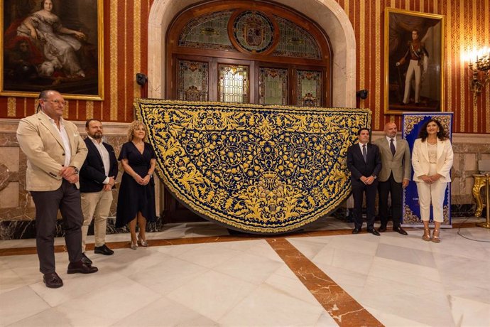 El Ayuntamiento acoge la presentación del nuevo manto de Coronación de la Virgen de la Piedad del Baratillo. - AYUNTAMIENTO DE SEVILLA