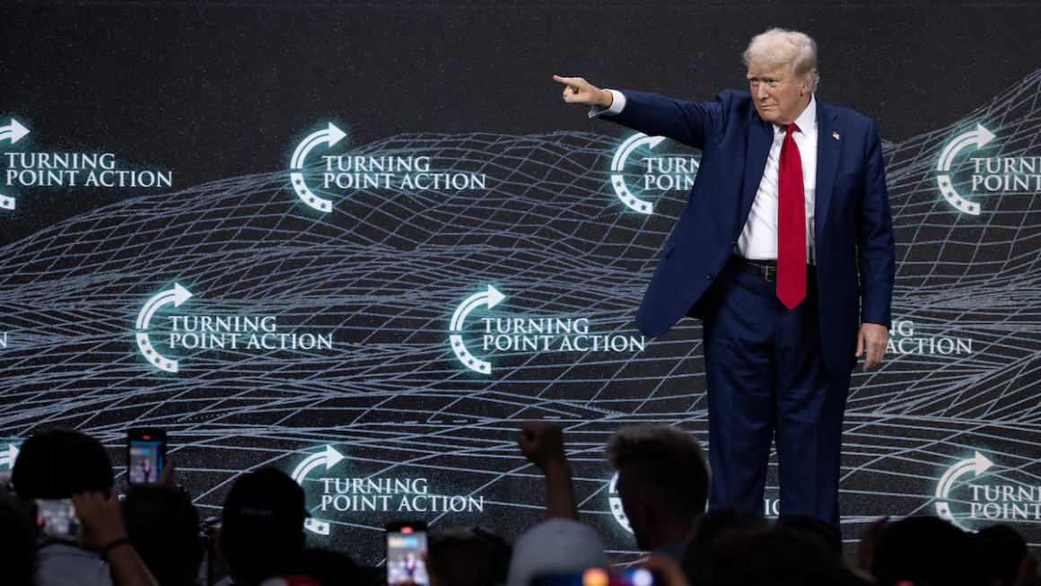 Trump, este viernes en la Cumbre de los Creyentes organizada por el grupo conservador Turning Point Action, en West Palm Beach (Florida). Foto: CRISTOBAL HERRERA-ULASHKEVICH (EFE)