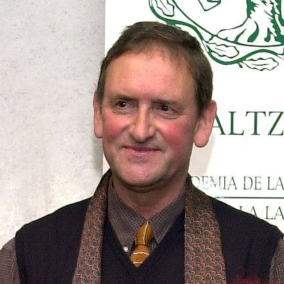 El hermano de La Salle, escritor y poeta Patxi Ezkiaga, cuando fue premiado por la Real Academia de la Lengua Vasca-Euskaltzaindia en 2001.Foto: Txema Fernández (EFE)