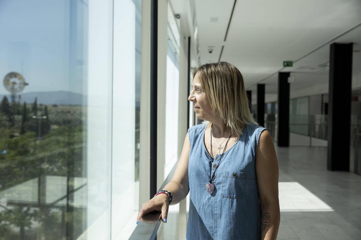 Sara Pons, responsable de Atención de Salud Espiritual (laica) en la Fundación Sanitària Mollet, visita al paciente E.C.F. en su habitación en el Hospital de Mollet, Barcelona