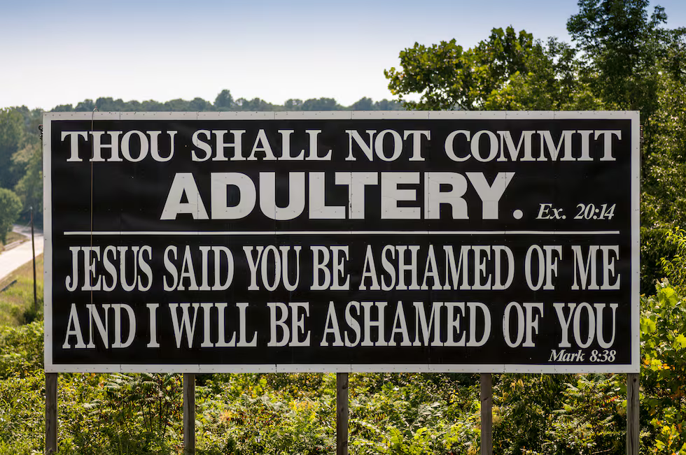 Un cartel en una carretera de Kentucky recuerda que a Dios no le gusta demasiado el adulterio.Getty Images