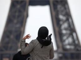 Una mujer con hijab en la plaza del Trocadero, cerca de la Torre Eiffel, en París, Francia (REUTERS/Gonzalo Fuentes)