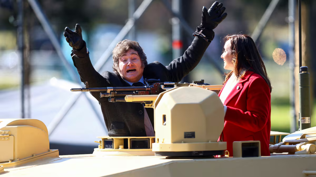 Javier Milei en un vehículo militar, junto a la vicepresidenta Victoria Villarruel, durante un desfile militar en Buenos Aires.Foto: Matias Baglietto (Reuters)