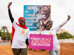 Dos activistas de Gambia celebran la votación del Parlamento contra la despenalización de la mutilación genital femenina, en Banjul el 15 de julio/Malick Njie (REUTERS)