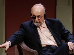 El escritor Salman Rushdie, que presenta en España su último libro, 'Cuchillo: meditaciones tras un intento de asesinato'.