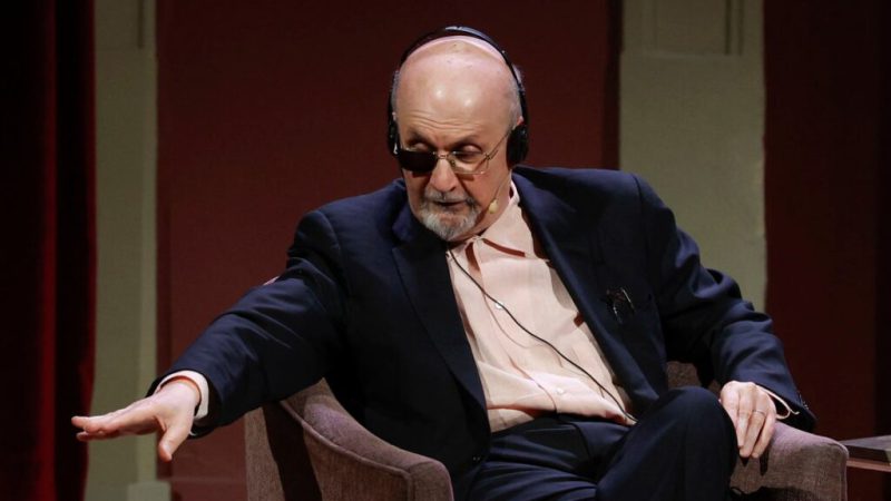 El escritor Salman Rushdie, que presenta en España su último libro, 'Cuchillo: meditaciones tras un intento de asesinato'.