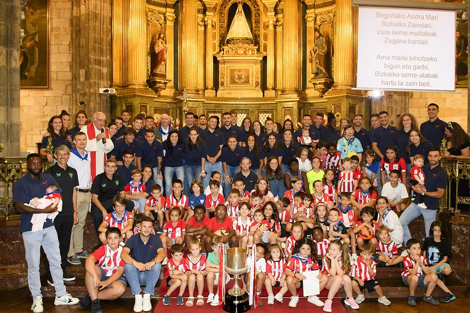 La expedición del club bilbaíno en su visita a la Basílica el pasado lunes.Athletic Club