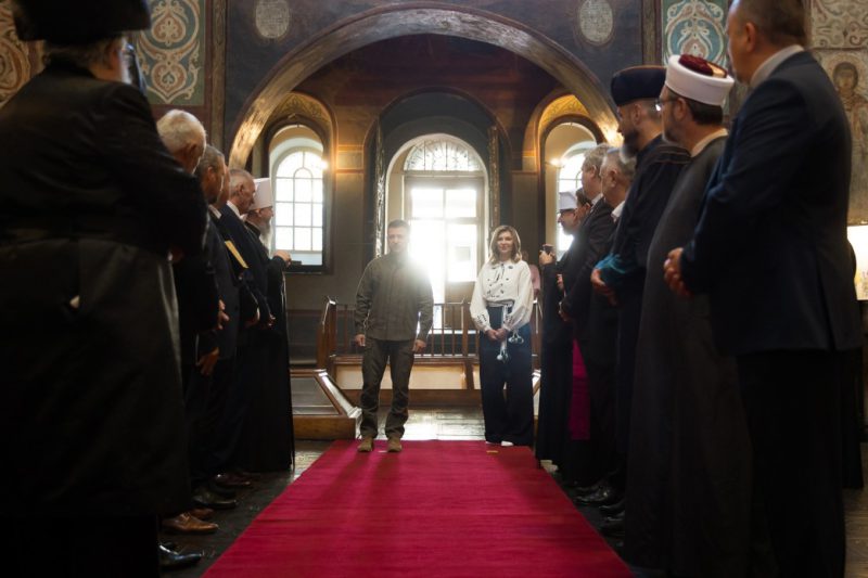 Zelensky y su esposa participan en una oración por Ucrania en la Catedral de Santa Sofía en el 33 aniversario de la independencia