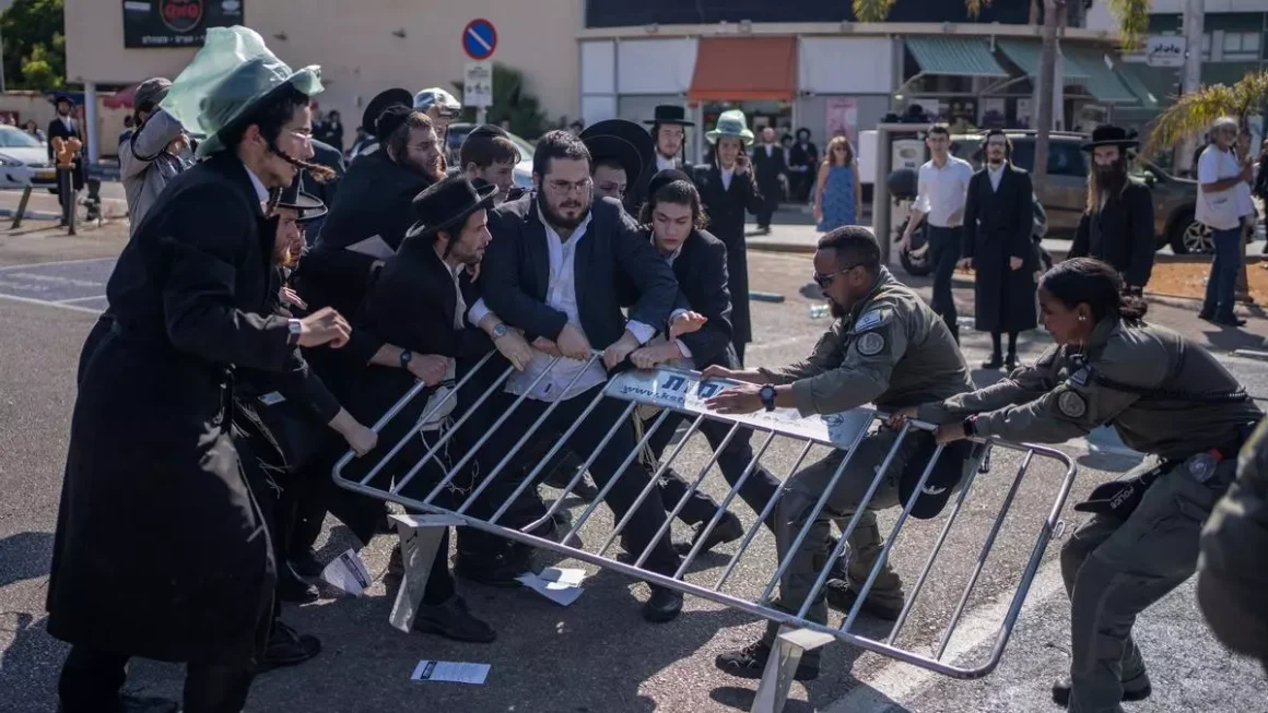 Judíos ultraortodoxos chocan con policías israelíes en Tel Aviv el lunes 5 de agosto de 2024. Ilia yefimovich/dpa/Europa Press