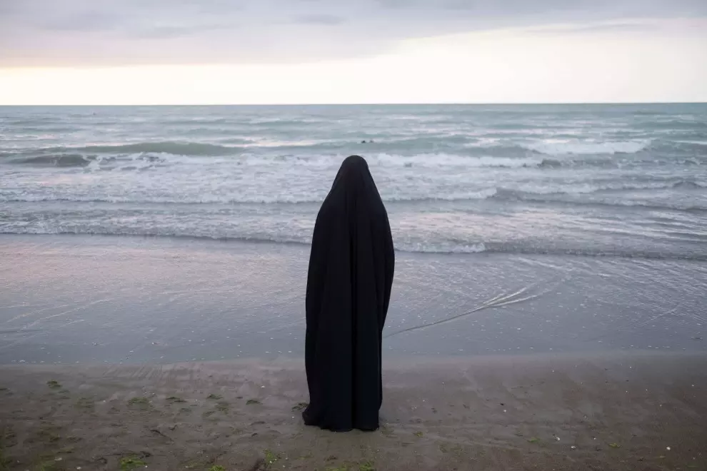 Una joven iraní vestida con el hiyab, en la costa sur del Mar Caspio, el 14 de julio de 2023. — Morteza Nikoubazl / NurPhoto via AFP