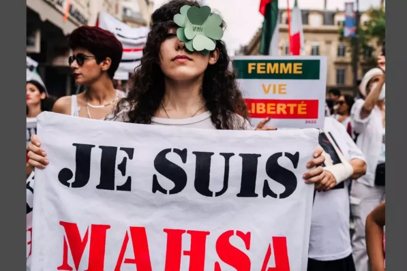 Foto de archivo de una manifestación iraní contra el régimen de Teherán, con el lema Mujer, Vida, Libertad, en homenaje a Mahsa Amini el día del aniversario de su muerte. — Xose Bouzas / Hans Luca / AFP