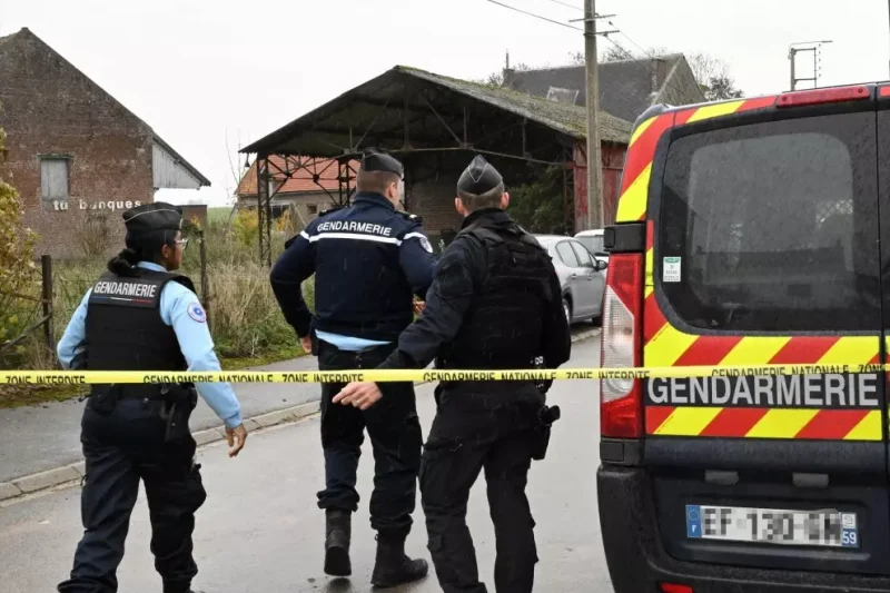 Los gendarmes se encuentran detrás de una barrera donde un funcionario fiscal fue apuñalado durante una auditoría, a 22 de noviembre de 2022, en Bullecourt, Francia. — Francois Lo Presti / Europa Press / AFP / dpa