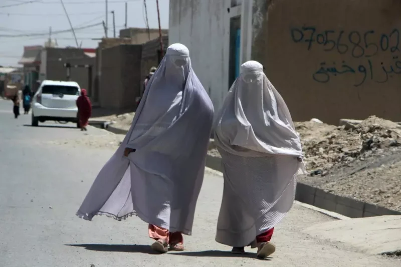 Mujeres afganas vestidas con burka caminan por una carretera en Kandahar, Afganistán, el 22 de agosto de 2024. — QUDRATULLAH RAZWAN / EFE