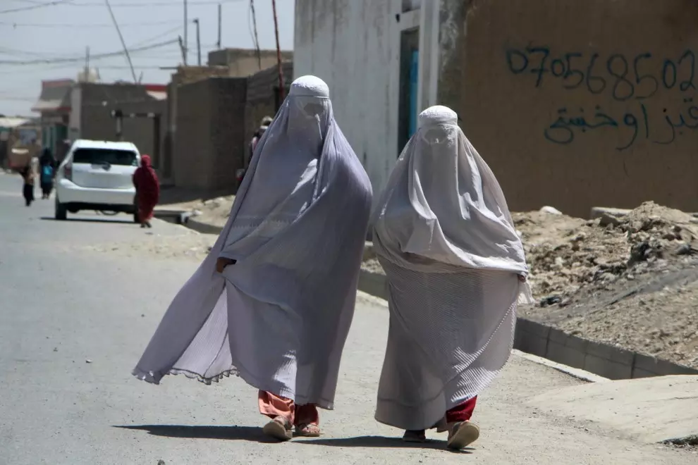 Mujeres afganas vestidas con burka caminan por una carretera en Kandahar, Afganistán, el 22 de agosto de 2024. — QUDRATULLAH RAZWAN / EFE