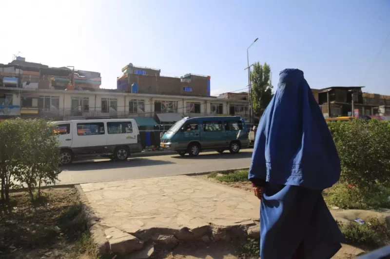 Una mujer en un espacio público de Afganistán viste un burka tras la aprobación de para la Ley para la Propagación de la Virtud y la Prevención del Vicio. — SAMIULLAH POPAL / EFE