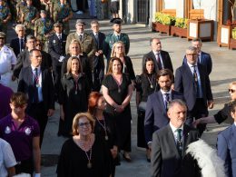 El presidente (PSOE) de la Diputación, concejales del PSOE y PP de Vigo y autoridades civiles y militares en la procesión del Cristo de la Victoria