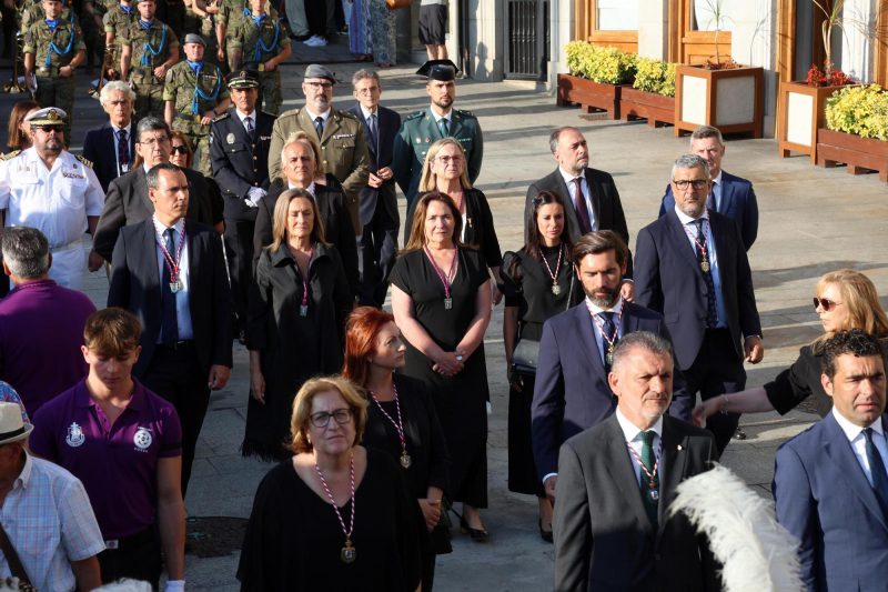 El presidente (PSOE) de la Diputación, concejales del PSOE y PP de Vigo y autoridades civiles y militares en la procesión del Cristo de la Victoria