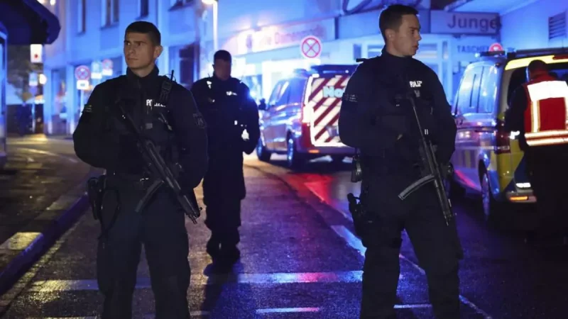 Policia i ambulàncies al lloc de l’atac, ahir a la nit a Solingen. | GIANNI GATTUS / AP