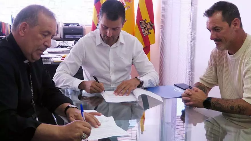 El obispo y el alcalde de Sant Antoni (Ibiza) firman el convenio en presencia del concejal Jorge Nacher. | ASA