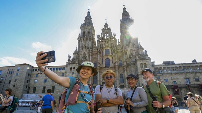 Peregrinos frente a la catedral compostelana. EFE