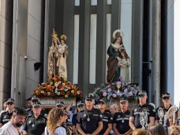 El alcalde de Roquetas (Almería) asiste a la misa y procesión de Santa Ana y la Virgen del Carmen escoltadas por la Policía Local