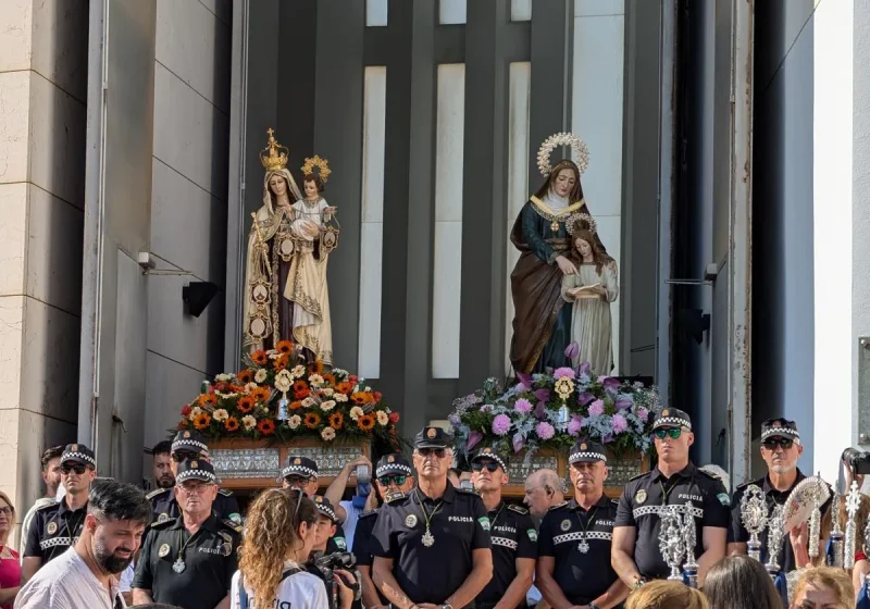 El alcalde de Roquetas (Almería) asiste a la misa y procesión de Santa Ana y la Virgen del Carmen escoltadas por la Policía Local