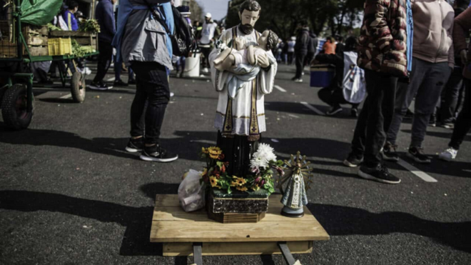 Vigilia en el santuario del barrio porteño de Liniers