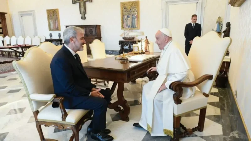 El papa Francisco y el alcalde de Barcelona, Jaume Collboni, durante su encuentro en el Vaticano Ayuntamiento de Barcelona