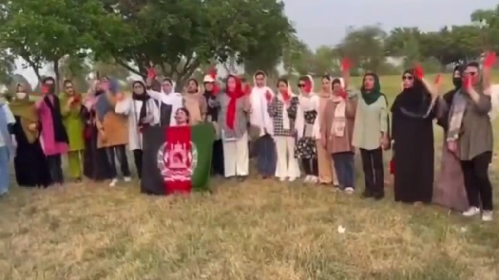 Mujeres afganas desafiaron la prohibición del gobierno talibán y grabaron un video cantando. Foto Captura video que circula en redes sociales