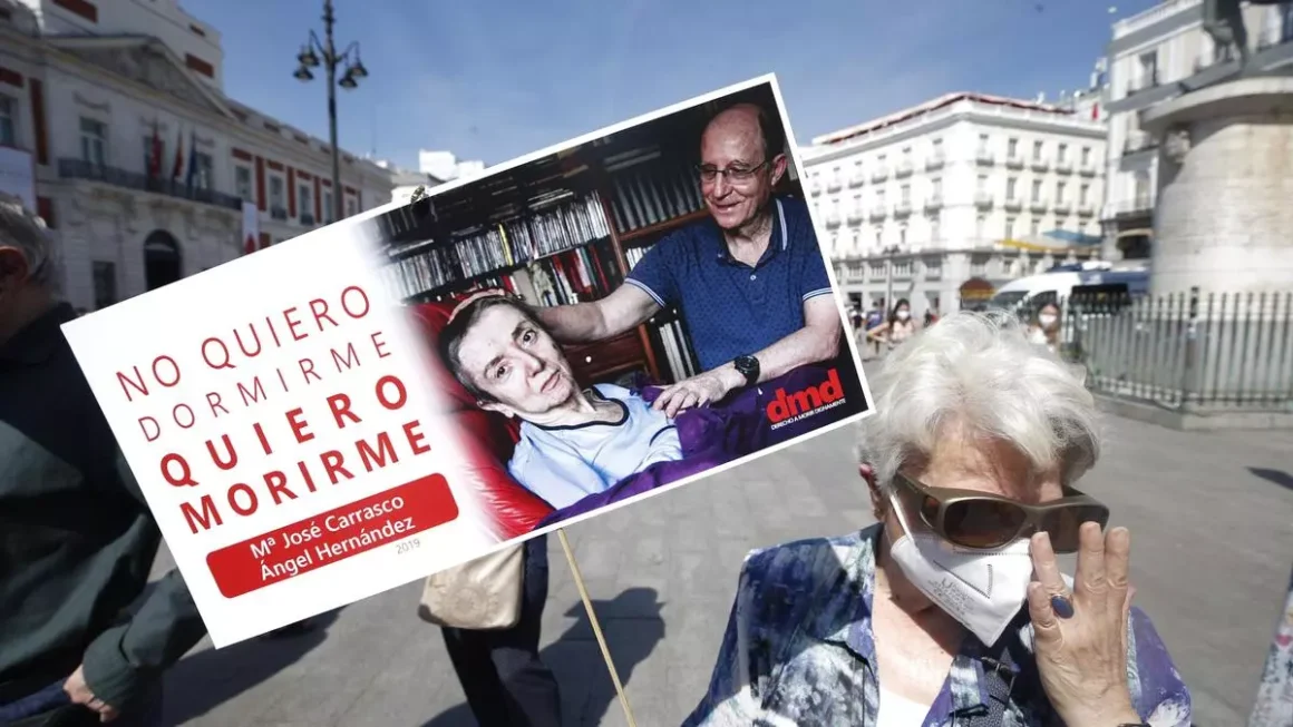 Imagen de archivo de activistas de la plataforma Derecho A Morir Dignamente en una concentración para celebrar la entrada en vigor de la ley de eutanasia, en Madrid. EFE/Javier Lizón