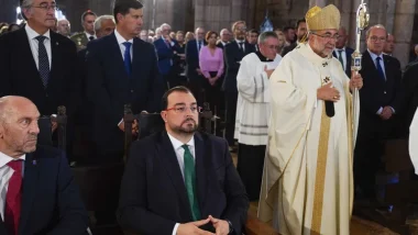 El presidente del Principado, Adrián Barbón (c-sentado) durante la misa ofrecida por el Arzobispo de Oviedo, Jesús Sanz (d) durante los actos organizados en el Santuario de Nuestra Señora de Covadonga Paco Paredes | EFE