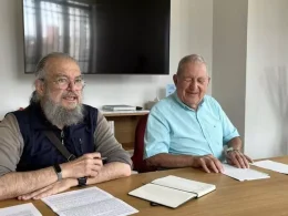 El líder de Asturias Laica, Luis Fernández (en la imagen, a la izquierda), y el abogado Ricardo Gayol