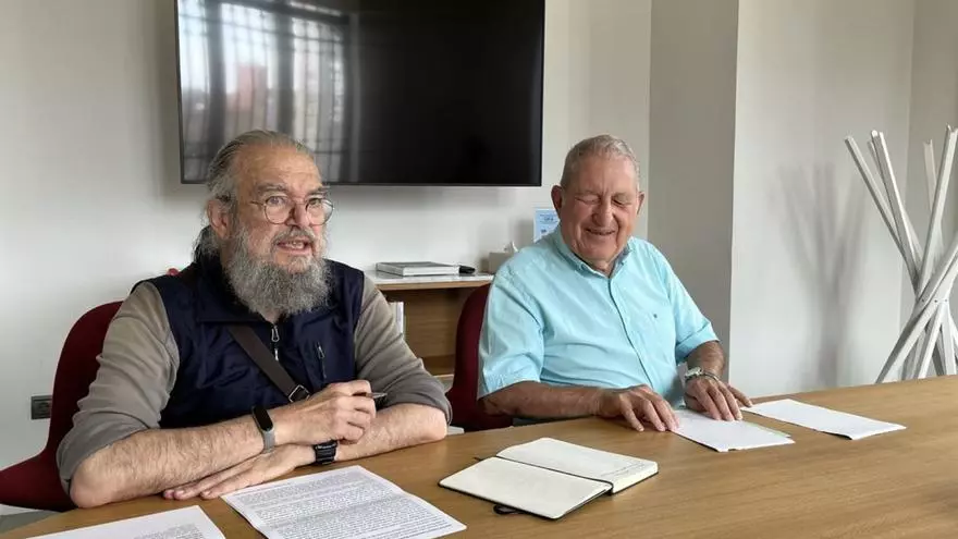 El líder de Asturias Laica, Luis Fernández (en la imagen, a la izquierda), y el abogado Ricardo Gayol