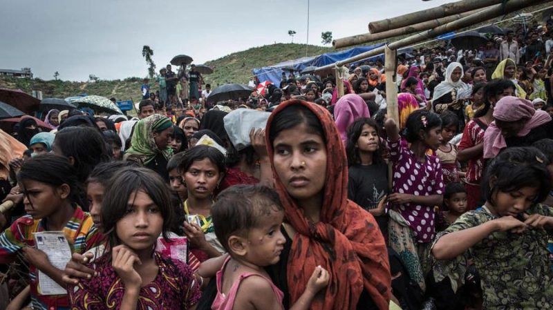 Hamida, de 22 años, (centro) y su hijo Mohammed, de 1 año, esperan recibir ayuda alimentaria junto con otros cientos de refugiados rohingyas en el campo de refugiados de Kutupalong, en Bangladesh. © ACNUR/Andrew McConnell