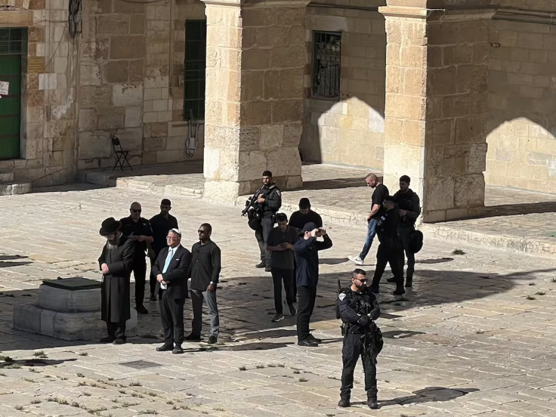 Itamar Ben Gvir (en el centro, con traje negro y kipá blanca), el pasado julio en una visita a la Explanada de las Mezquitas, en Jerusalén.Anadolu/Getty Images