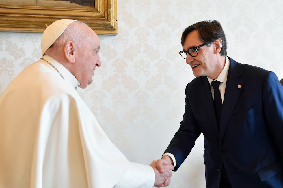 El papa Francisco estrecha la mano de Salvador Illa, en un encuentro celebrado en marzo de este año en Ciudad del Vaticano.Vatican Media (Pool / Getty)