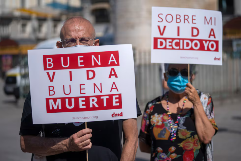 Activistas de la asociación Derecho a Vivir Dignamente se concentran para celebrar la entrada en vigor de la ley de la eutanasia en la Puerta del Sol en Madrid.Andrea Comas