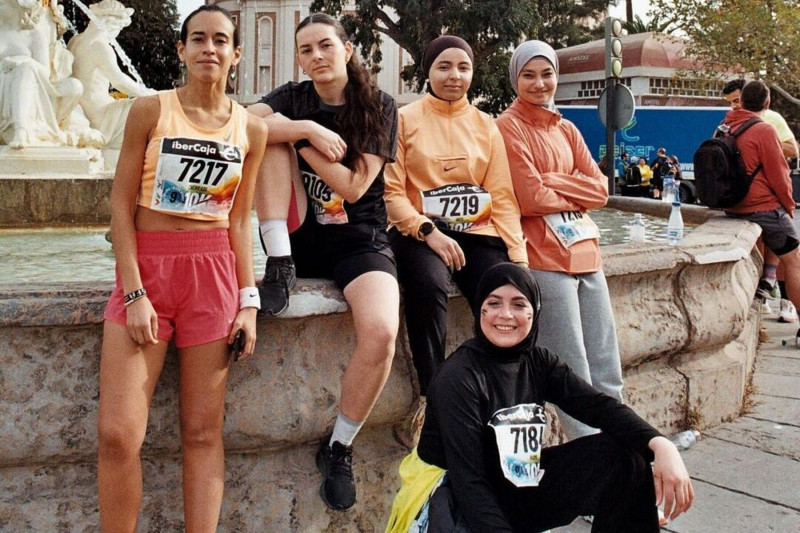 Activistas de Hijabeuses durante un viaje a Valencia para competir en una carrera de 10 km. / Instagram (@leshijabeuses)