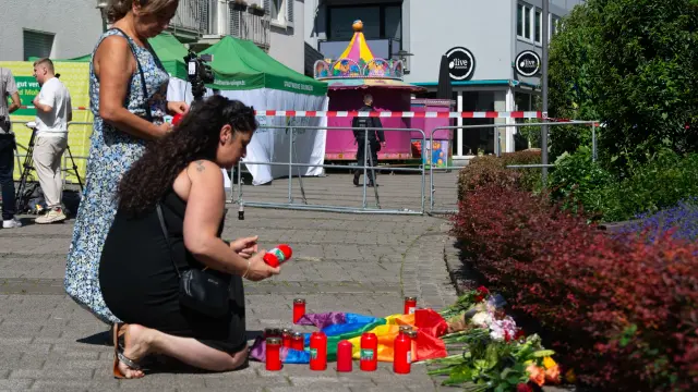 Dos mujeres depositan velas por las víctimas de Solingen.NurPhoto via Getty Images