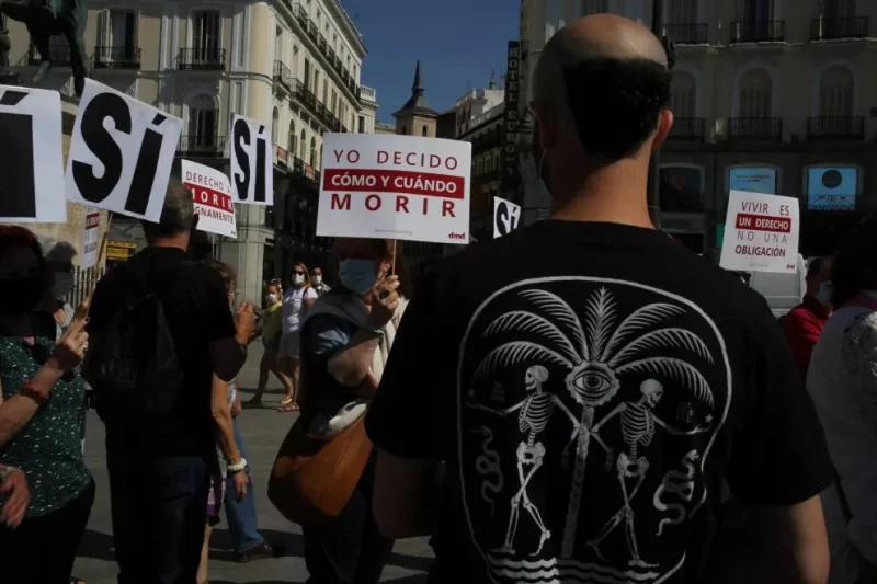 Un grupo de personas se reúne durante la concentración de la asociación Derecho a Morir Dignamente (DMD) en la Puerta del Sol. Foto de archivo. — Cézaro De Luca / Europa Press