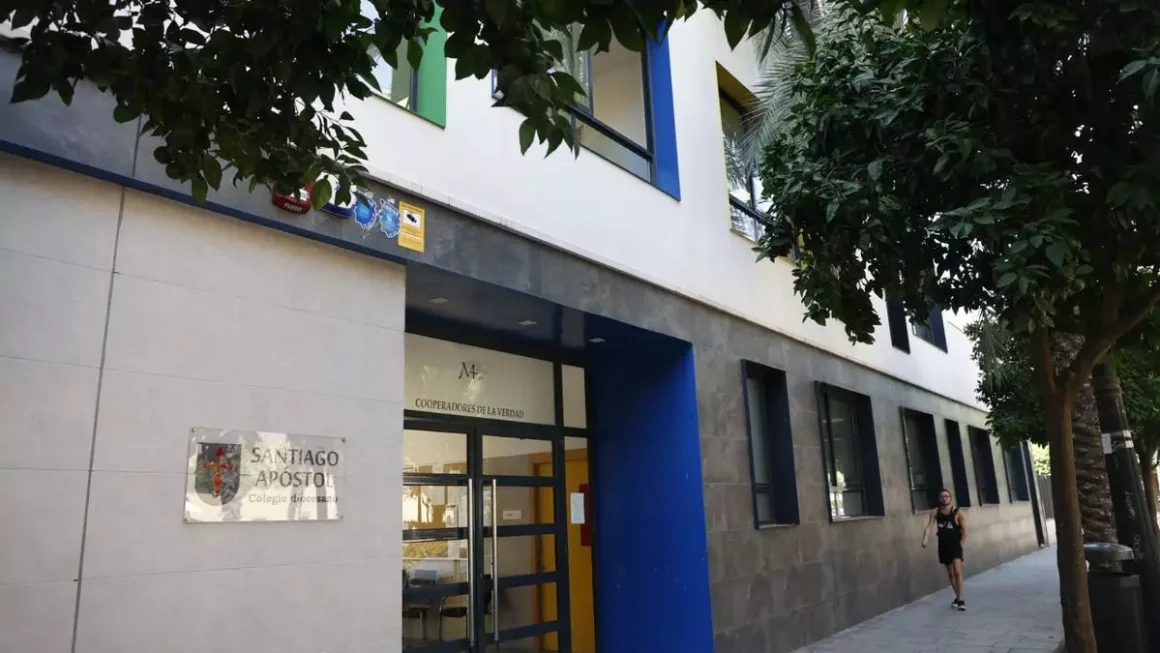 Colegio Santiago Apostol de Marxalenes, en València, donde trabaja el docente señalado por terapias homófobas. / M.A.Montesinos