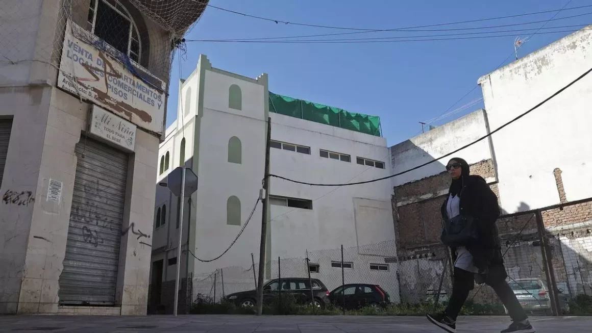 Exterior de la mezquita Al-Huda en la calle Montero Ríos. / Erasmo Fenoy