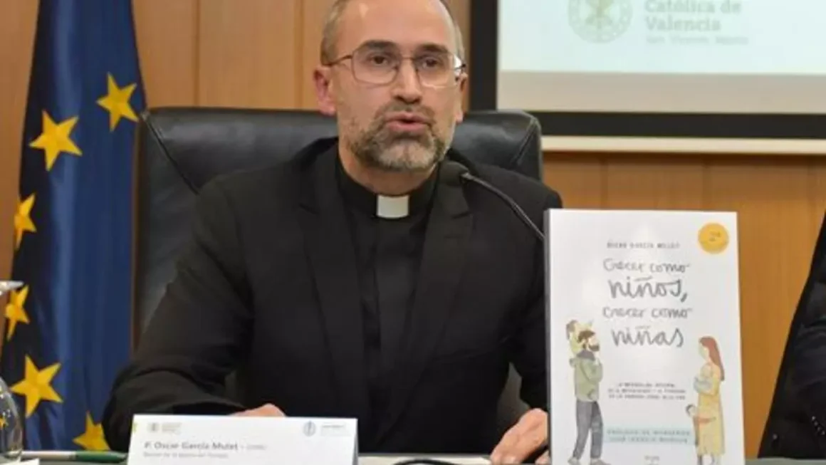 Oscar García en la presentación del libro "Crecer como niñas, crecer como niños" en la Universidad Católica de Valencia. UCV