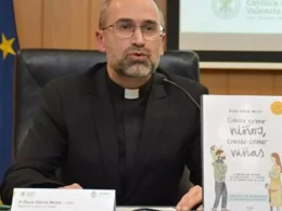 Oscar García en la presentación del libro "Crecer como niñas, crecer como niños" en la Universidad Católica de Valencia. UCV