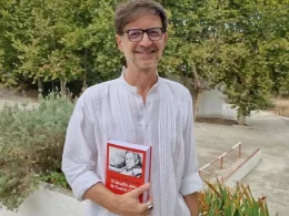 Miguel Ángel López Muñoz, con el libro 'El desafío ateo de Puente Ojea'. / CÓRDOBA