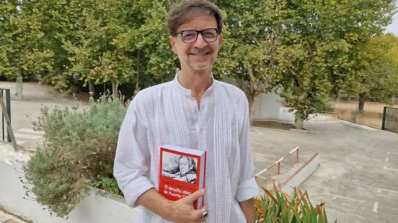 Miguel Ángel López Muñoz, con el libro 'El desafío ateo de Puente Ojea'. / CÓRDOBA